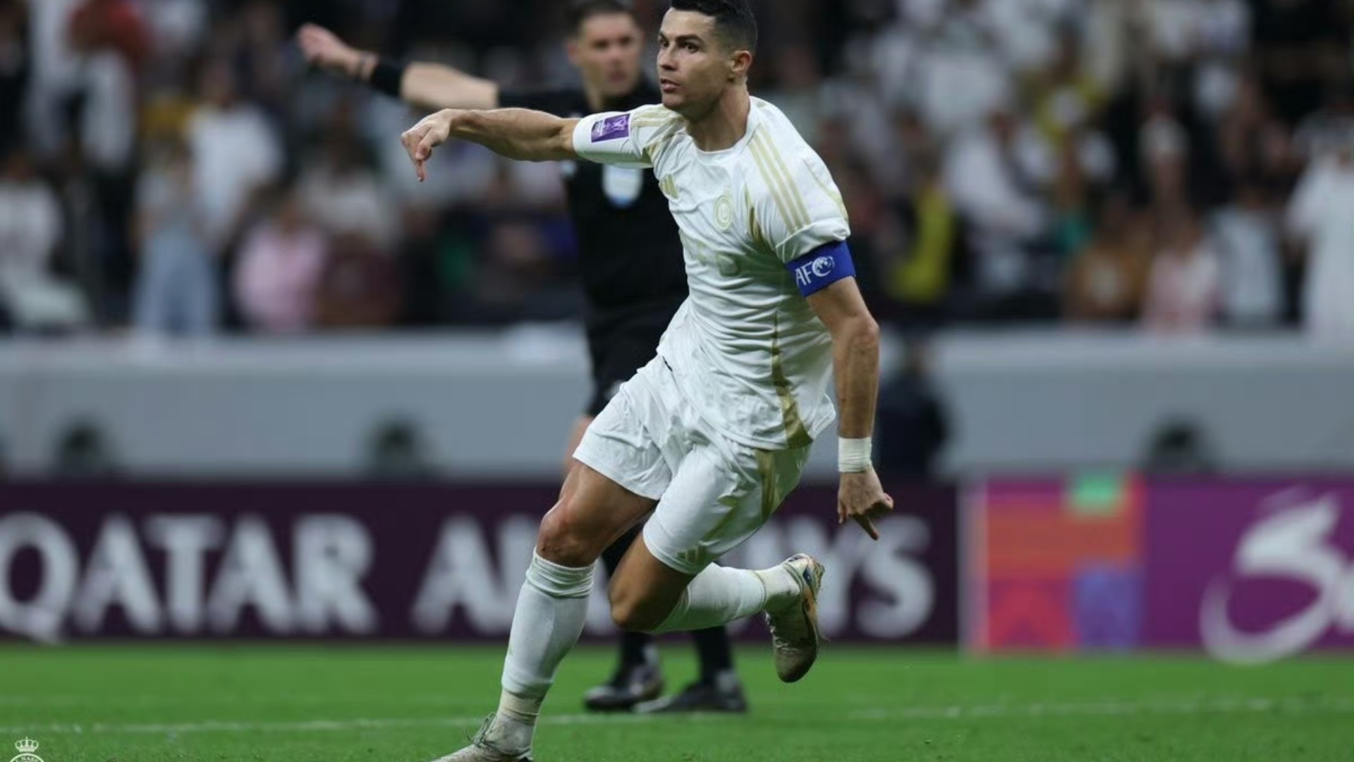 C罗遭遇争议红牌，阿贾克斯乘势反超比分完成逆转的简单介绍