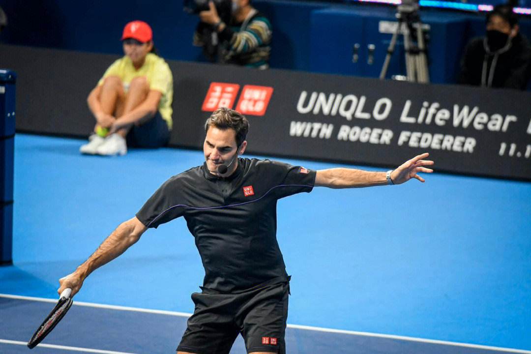 费德勒回归赛场，比分优势明显首场状态亮眼，雄鹿观众沸腾！的简单介绍